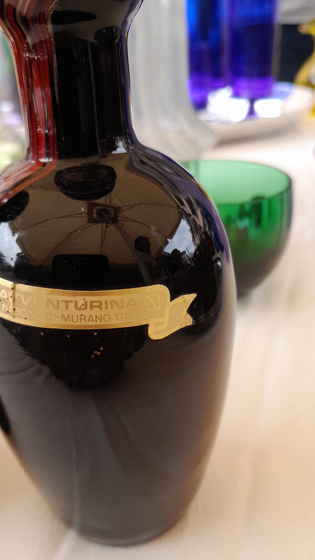 Dettaglio di 2 bottiglie di una produzione AVeM Murano (Arte Vetraria Muranese)