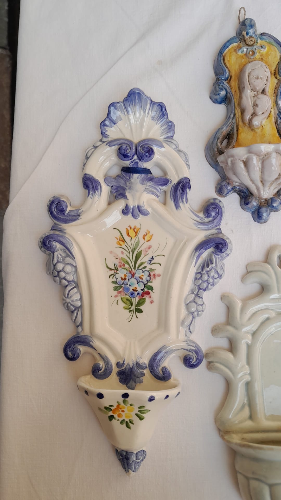 Dettaglio di Acquasantiere in Ceramica Dipinta a Mano