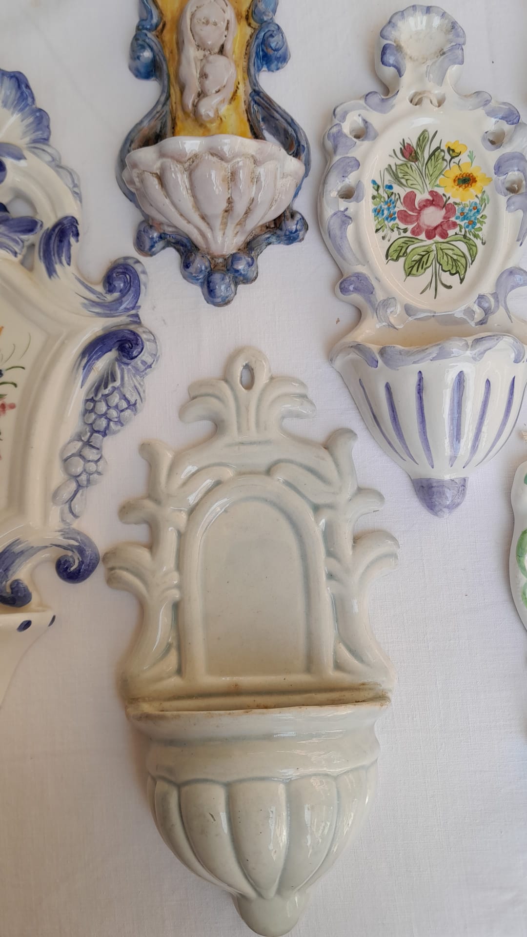 Dettaglio di Acquasantiere in Ceramica Dipinta a Mano