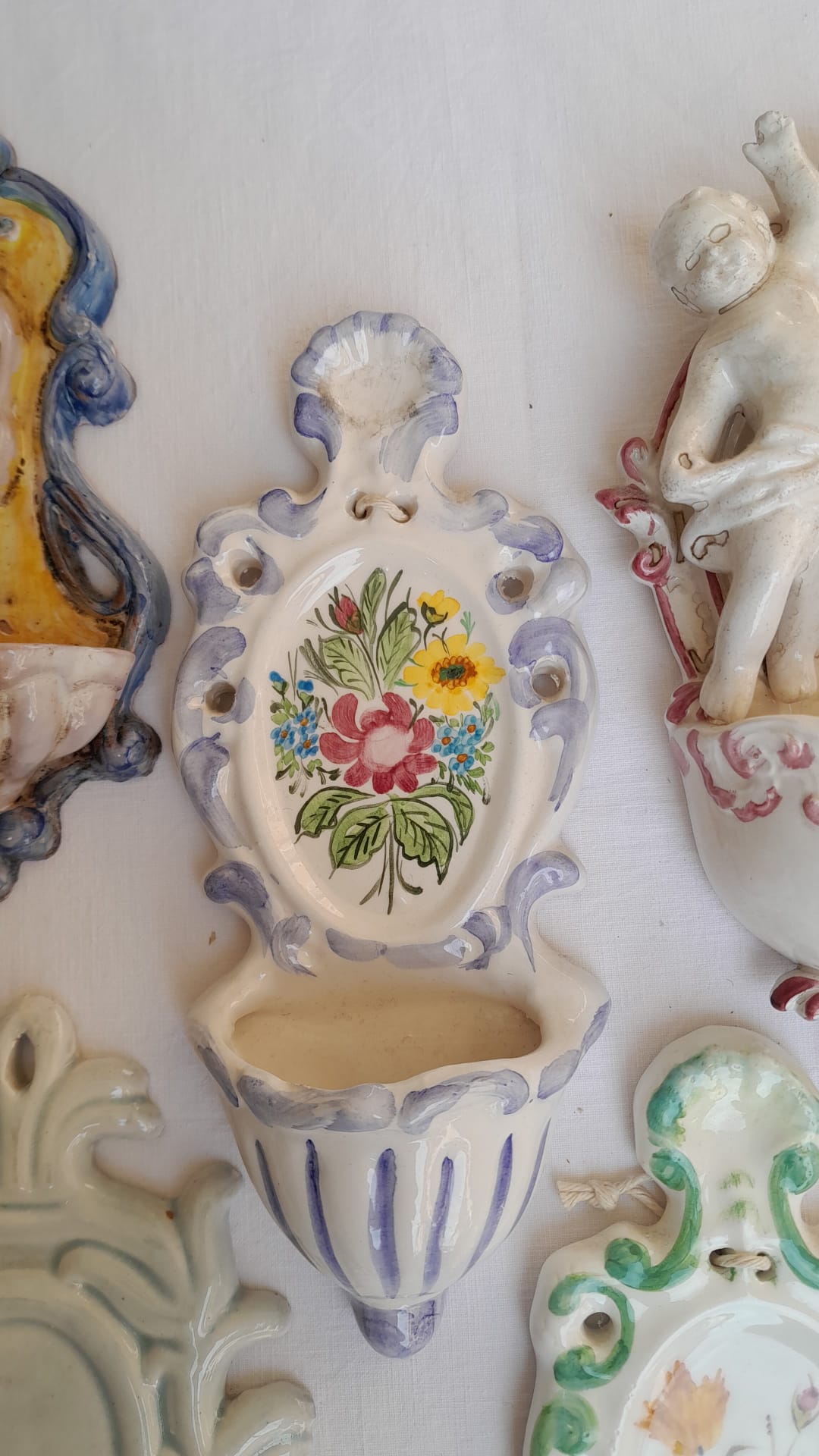 Dettaglio di Acquasantiere in Ceramica Dipinta a Mano