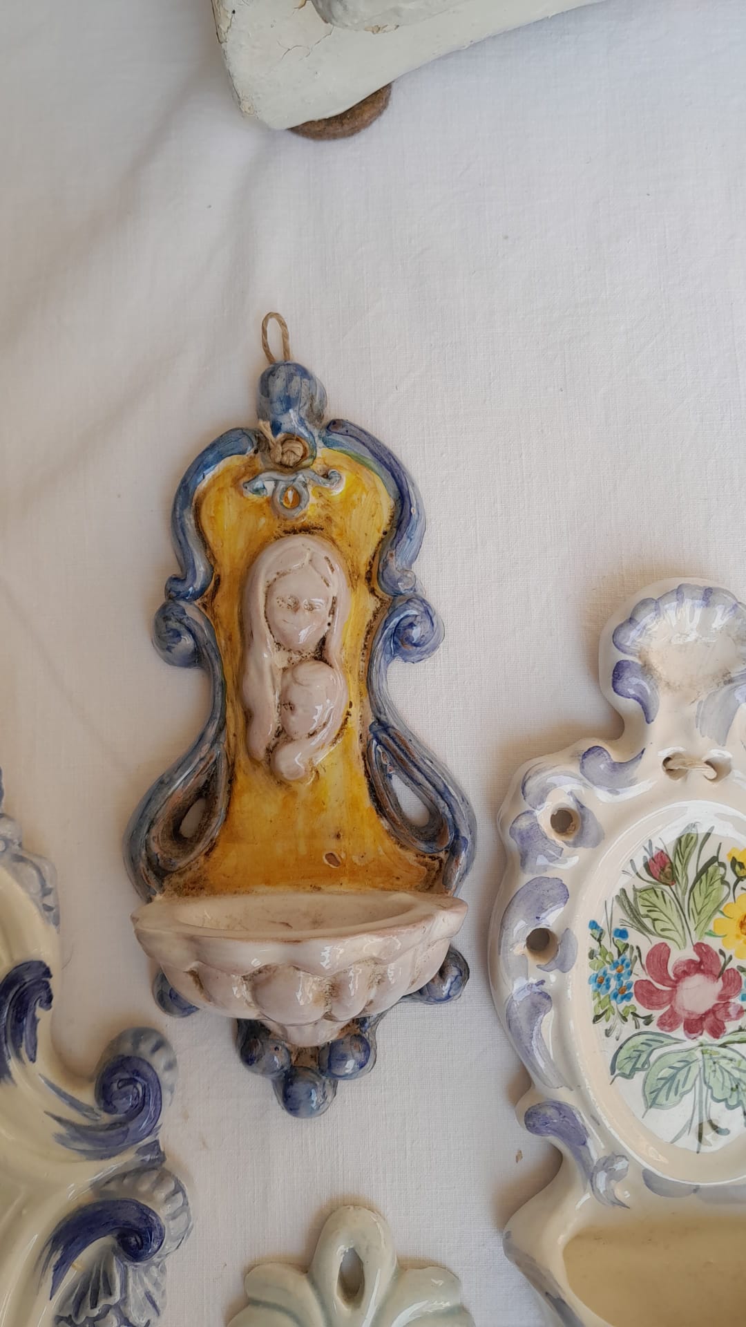 Dettaglio di Acquasantiere in Ceramica Dipinta a Mano