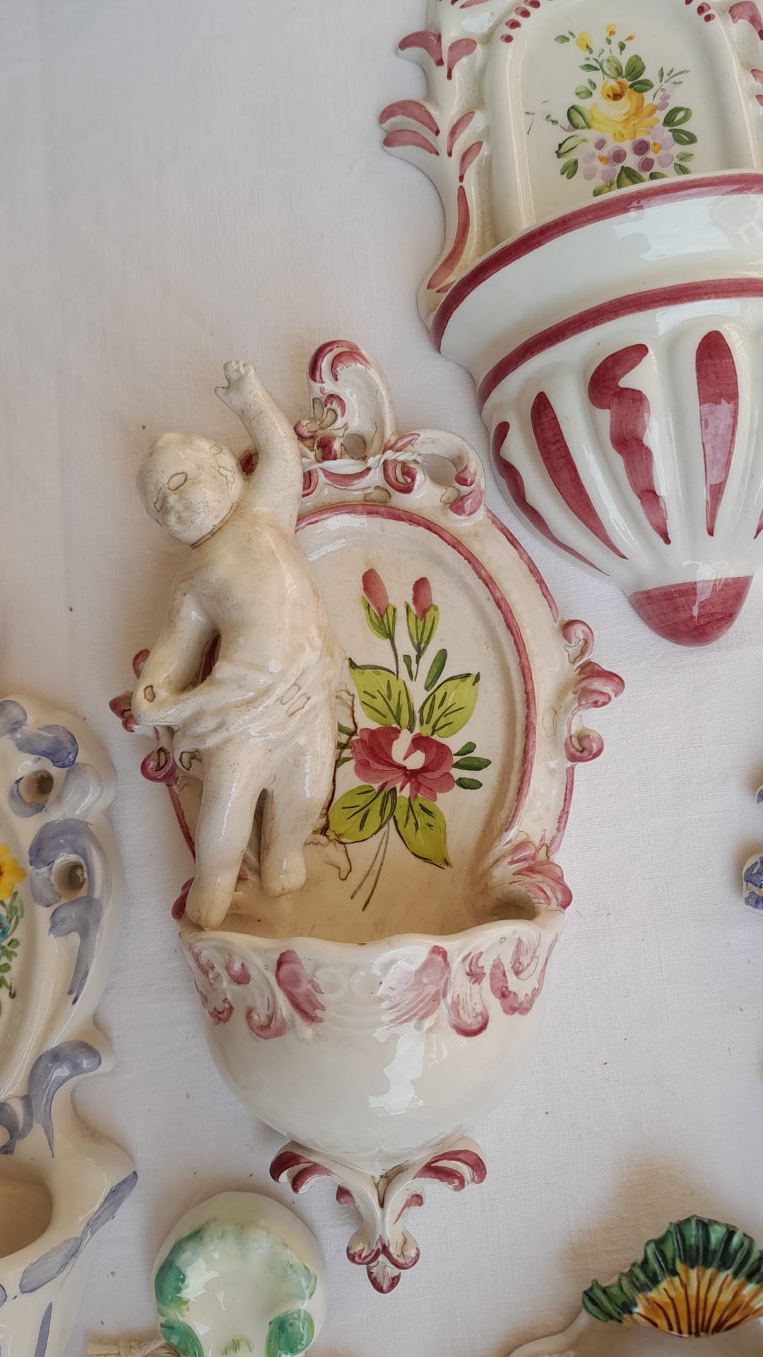 Dettaglio di Acquasantiere in Ceramica Dipinta a Mano