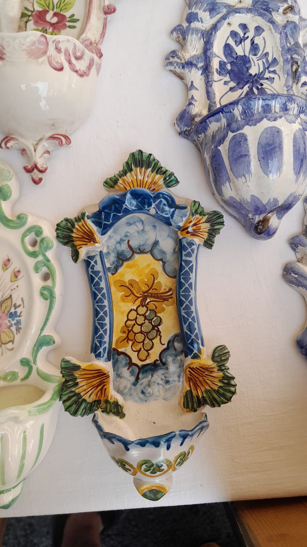Dettaglio di Acquasantiere in Ceramica Dipinta a Mano