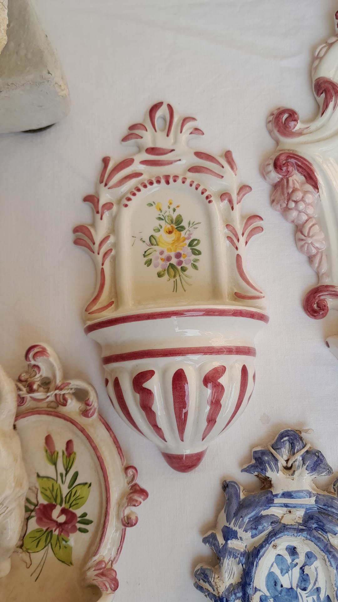 Dettaglio di Acquasantiere in Ceramica Dipinta a Mano