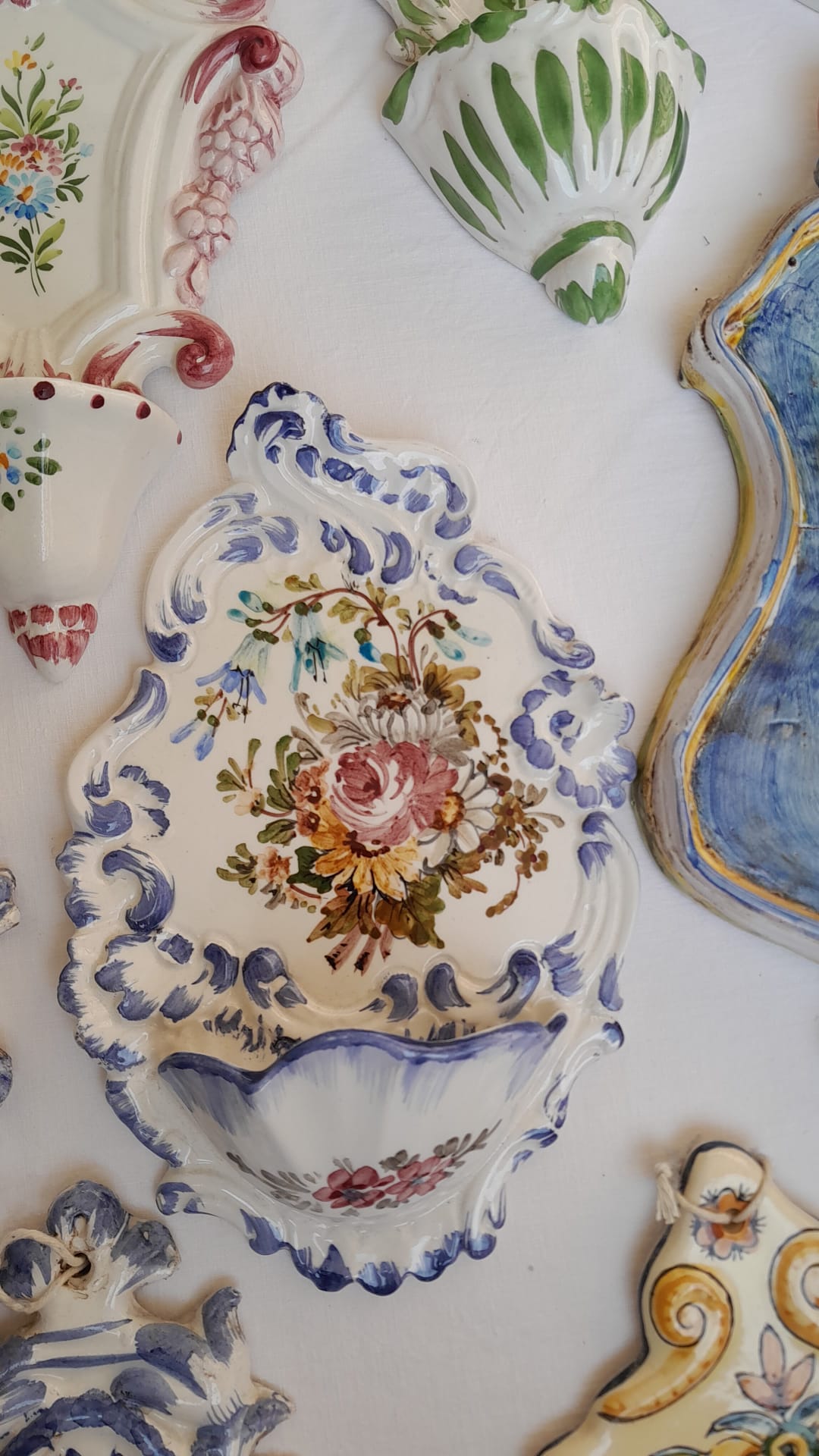 Dettaglio di Acquasantiere in Ceramica Dipinta a Mano