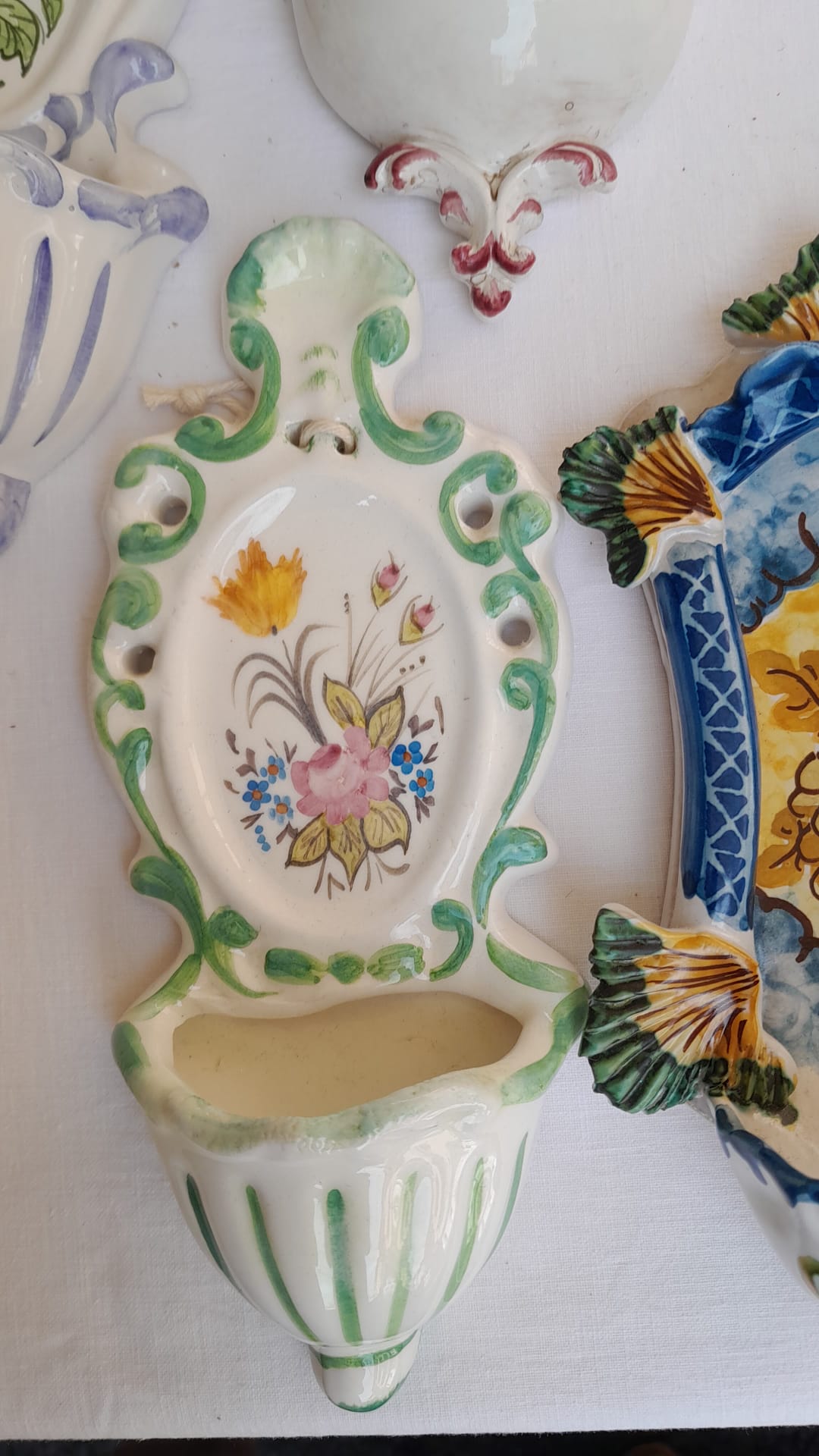 Dettaglio di Acquasantiere in Ceramica Dipinta a Mano