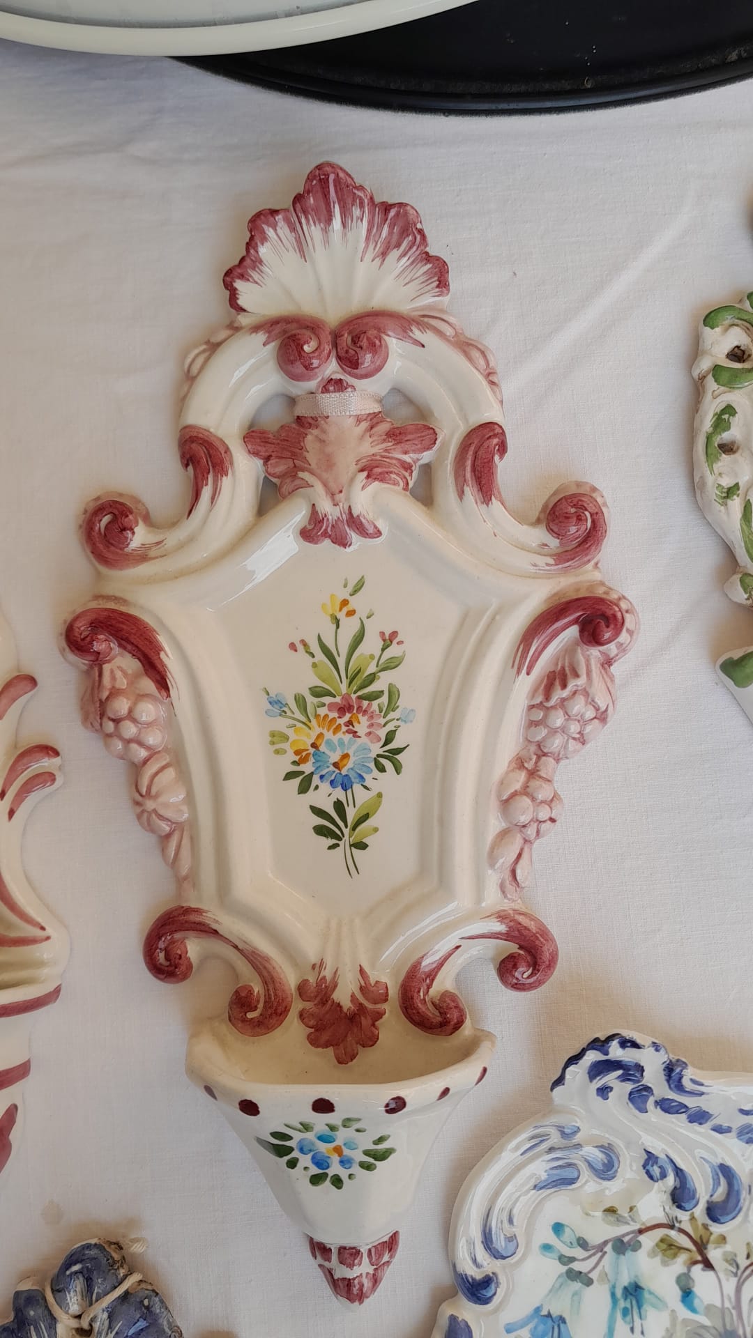Dettaglio di Acquasantiere in Ceramica Dipinta a Mano