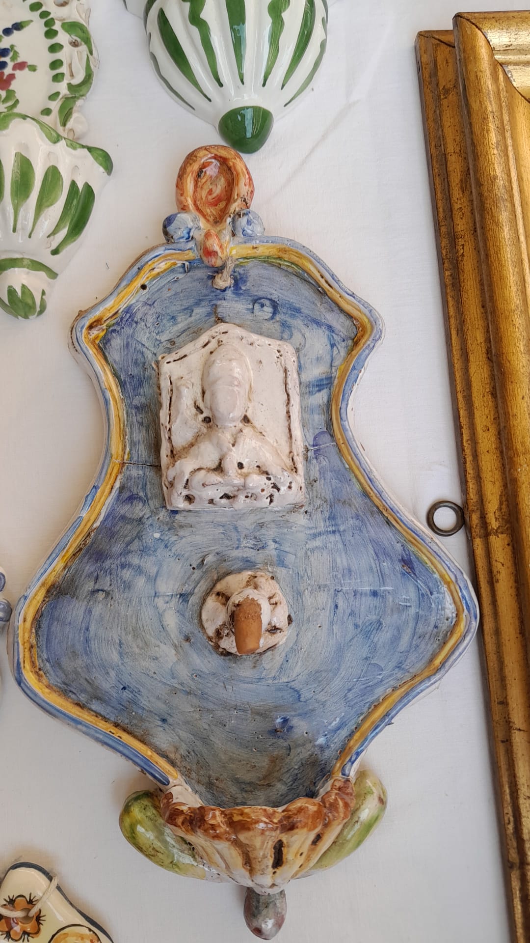 Dettaglio di Acquasantiere in Ceramica Dipinta a Mano