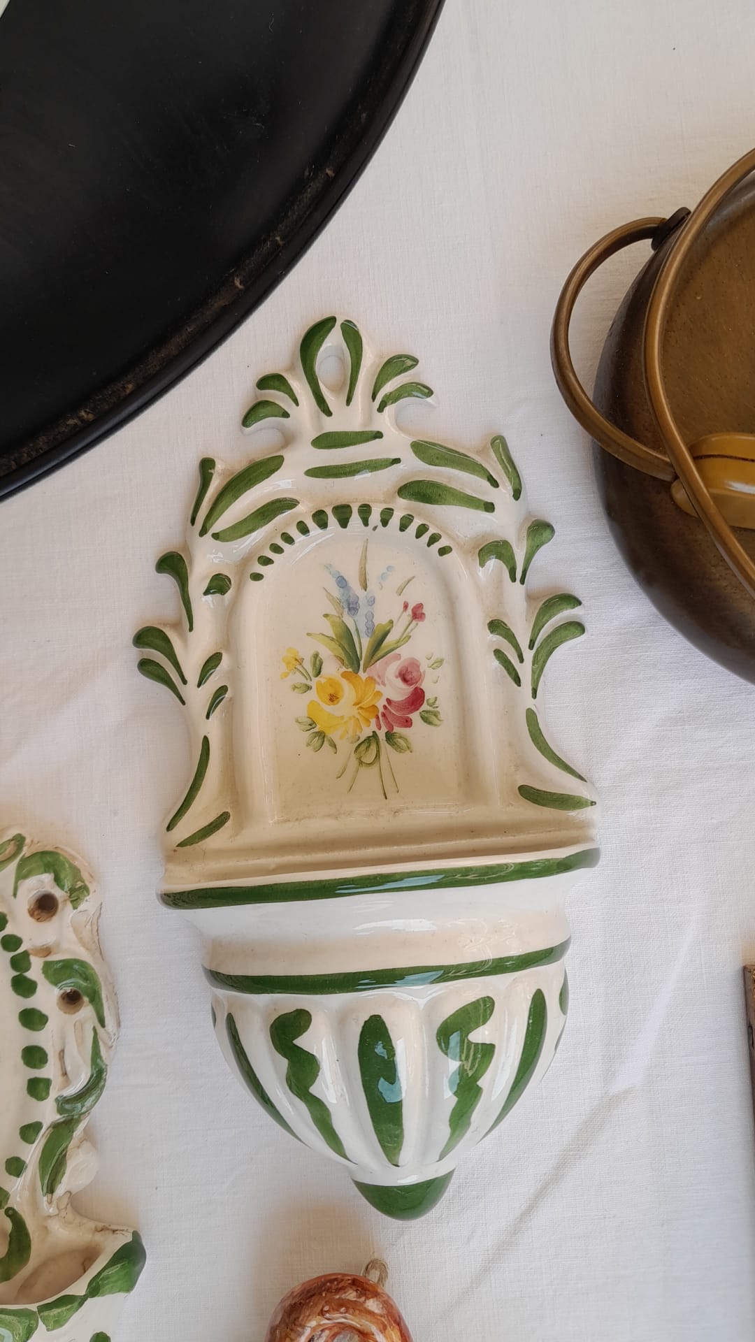 Dettaglio di Acquasantiere in Ceramica Dipinta a Mano