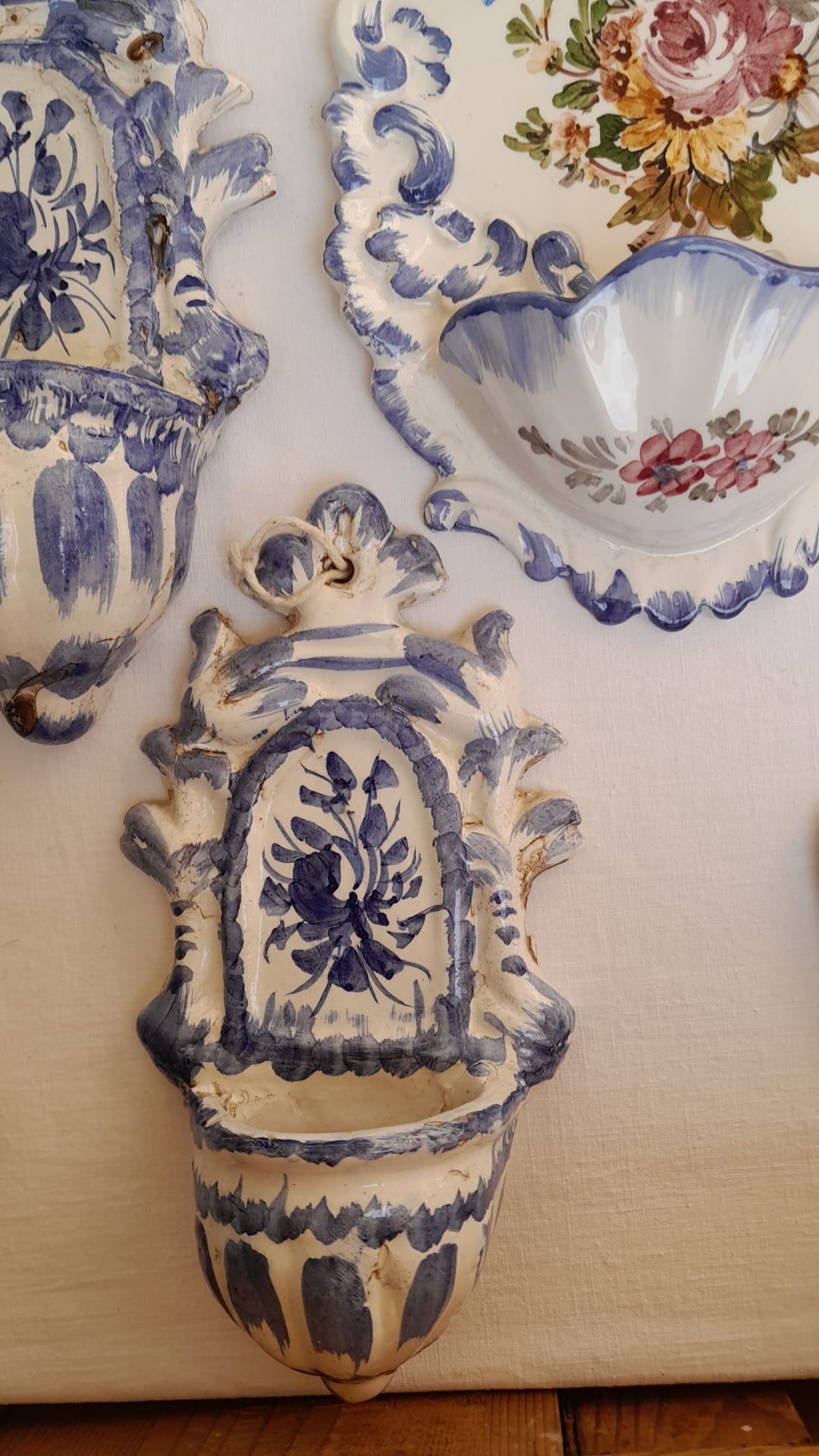 Dettaglio di Acquasantiere in Ceramica Dipinta a Mano