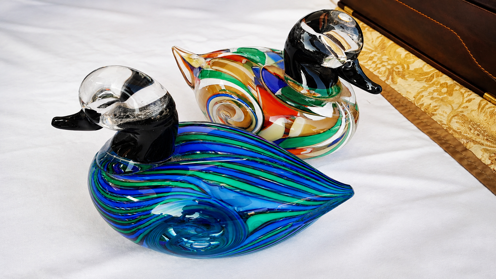 Dettaglio di Coppia di anatre in vetro artistico di Murano – Sculture decorative in vetro soffiato- Rossetto Murano