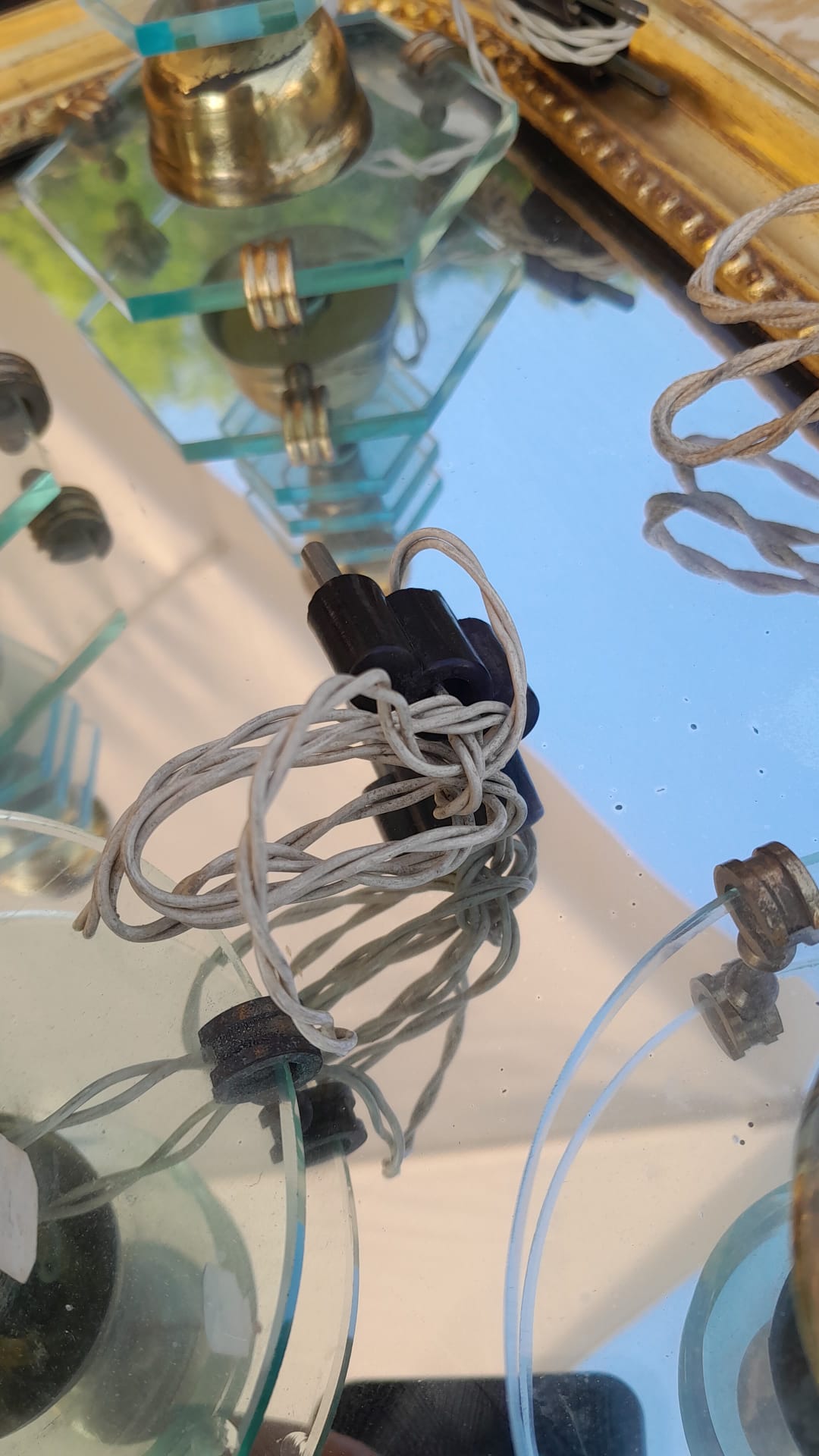 Dettaglio di Coppia di lampade da tavolo in vetro molato e ottone – Stile FontanaArte