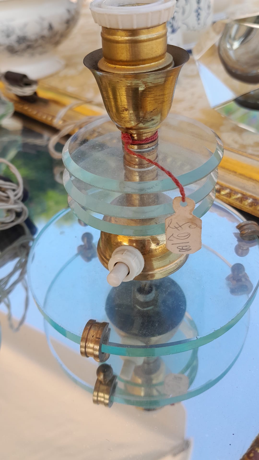 Dettaglio di Coppia di lampade da tavolo in vetro molato e ottone – Stile FontanaArte