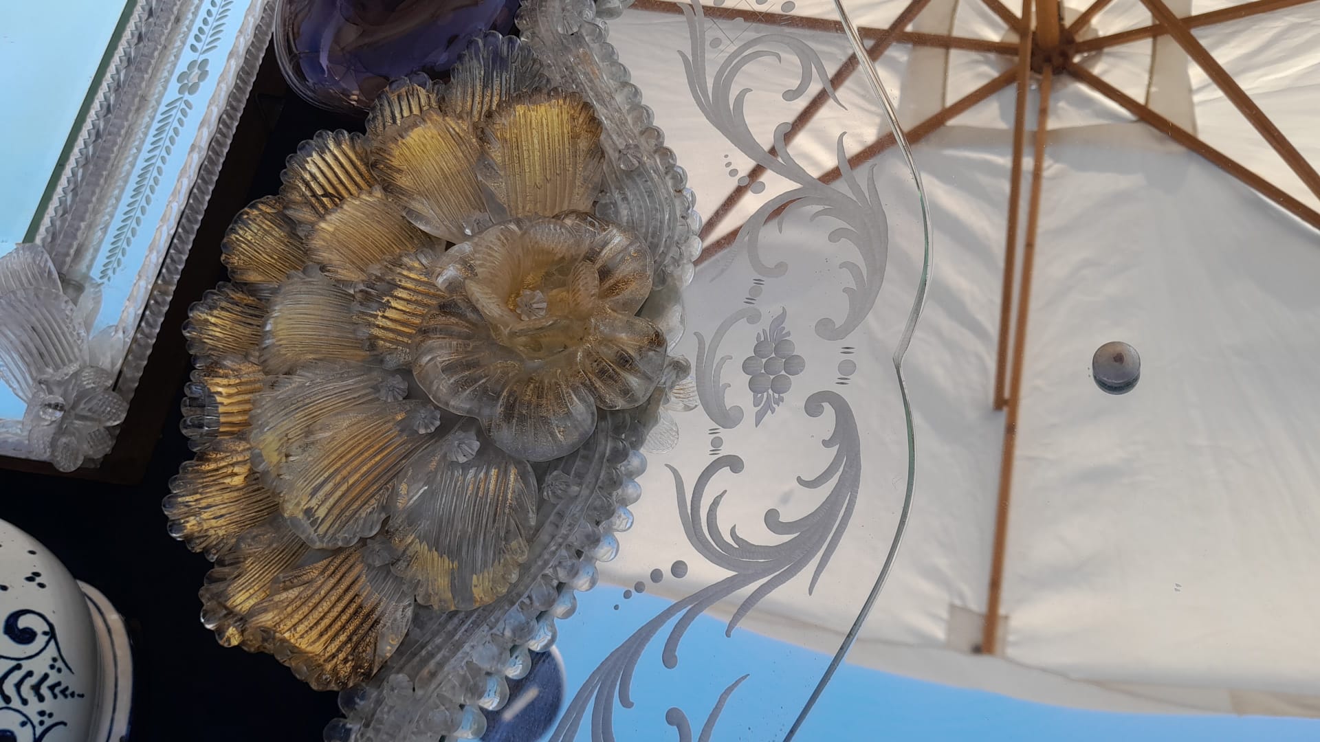 Dettaglio di specchio veneziano in vetro inciso