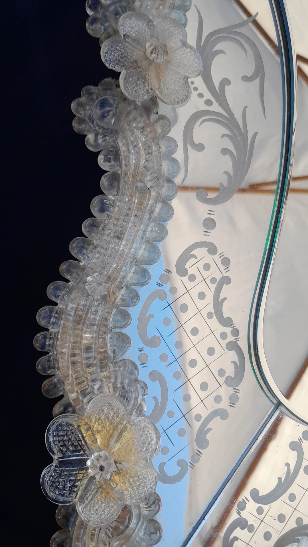 Dettaglio di specchio veneziano in vetro inciso