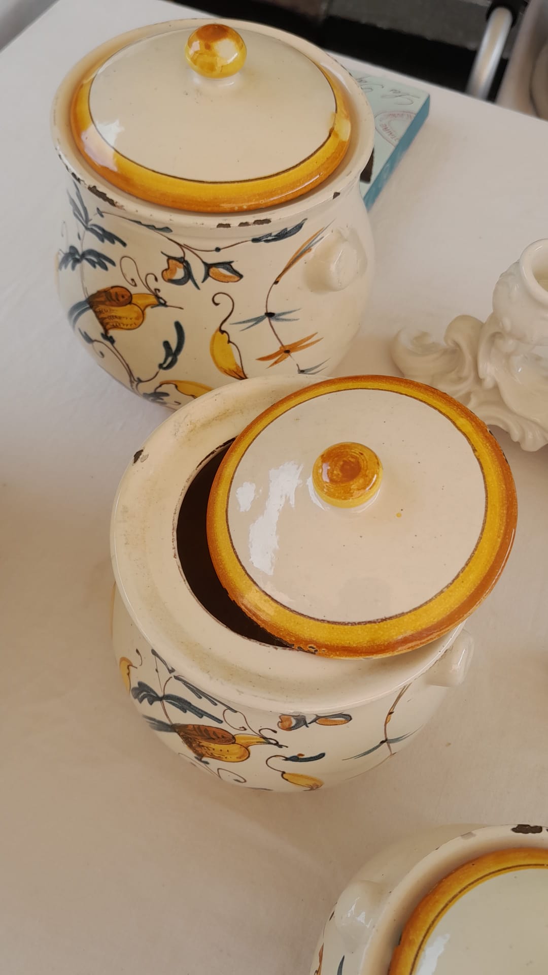 Dettaglio di Tris di vasi porta-spezie in ceramica artistica