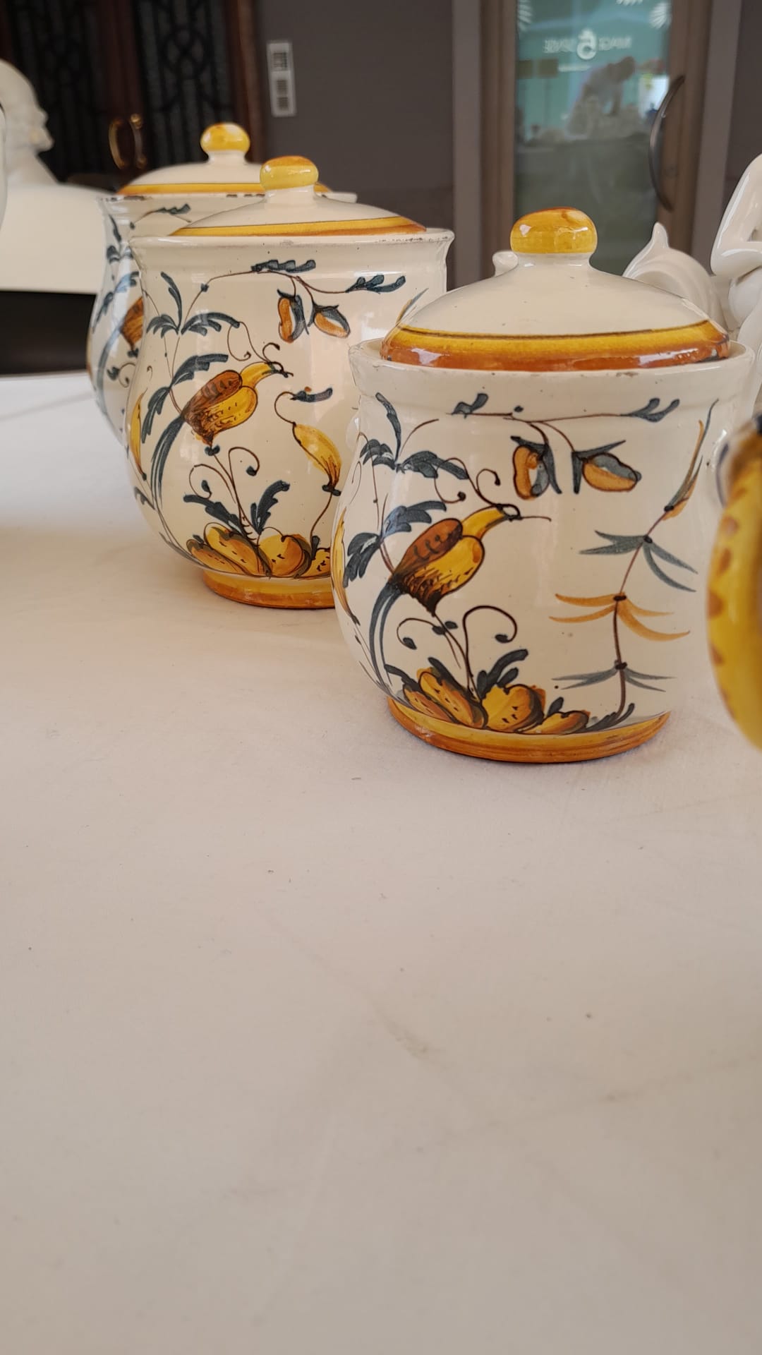 Dettaglio di Tris di vasi porta-spezie in ceramica artistica