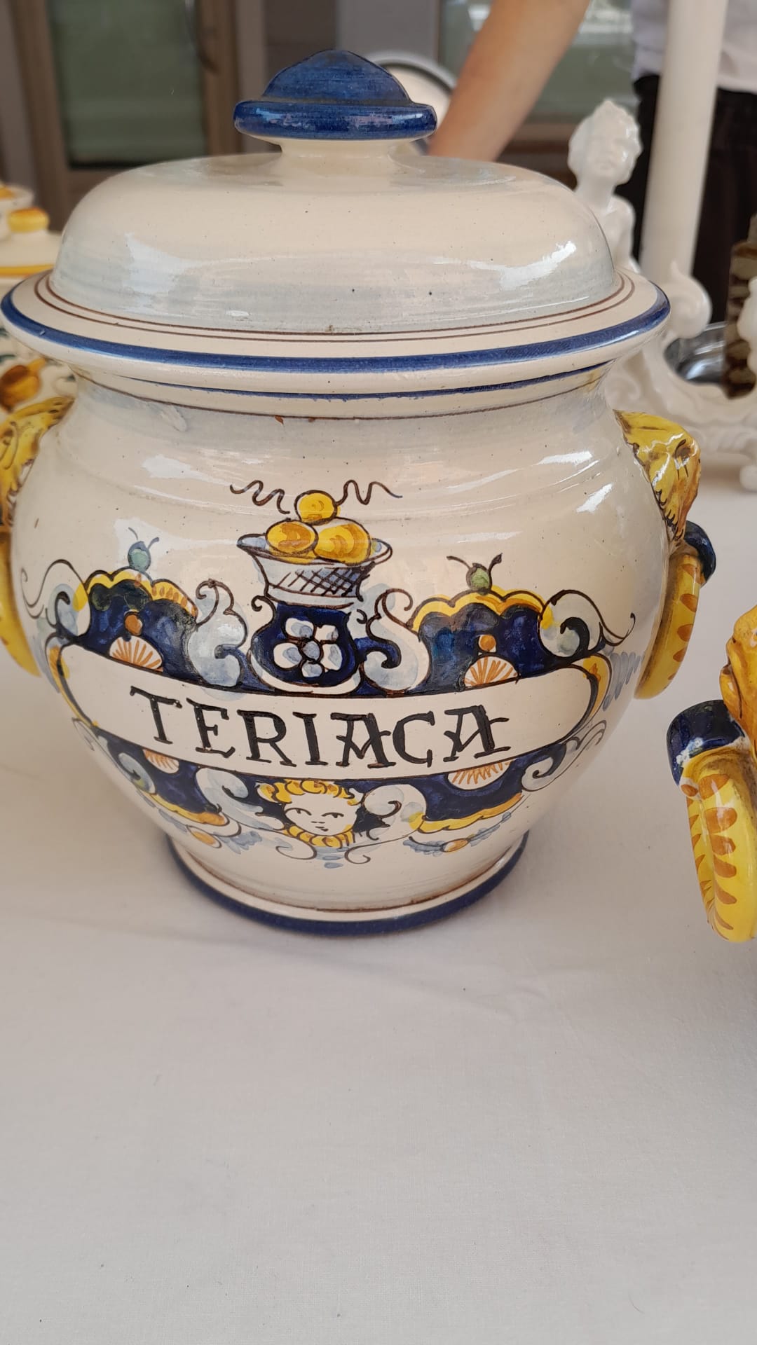 Dettaglio di Coppia di vasi da farmacia "Issopo" e "Teriaca"