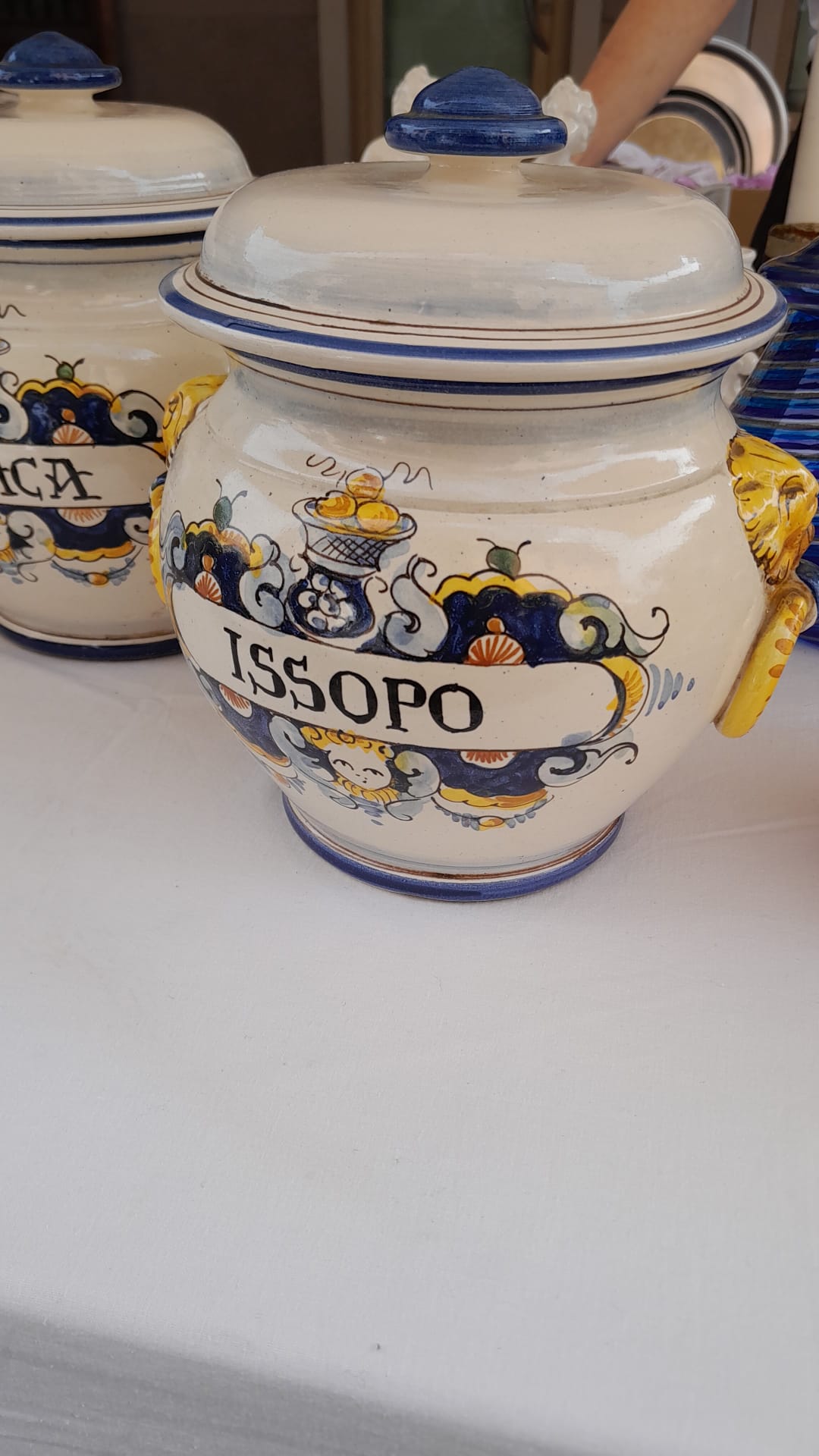 Dettaglio di Coppia di vasi da farmacia "Issopo" e "Teriaca"