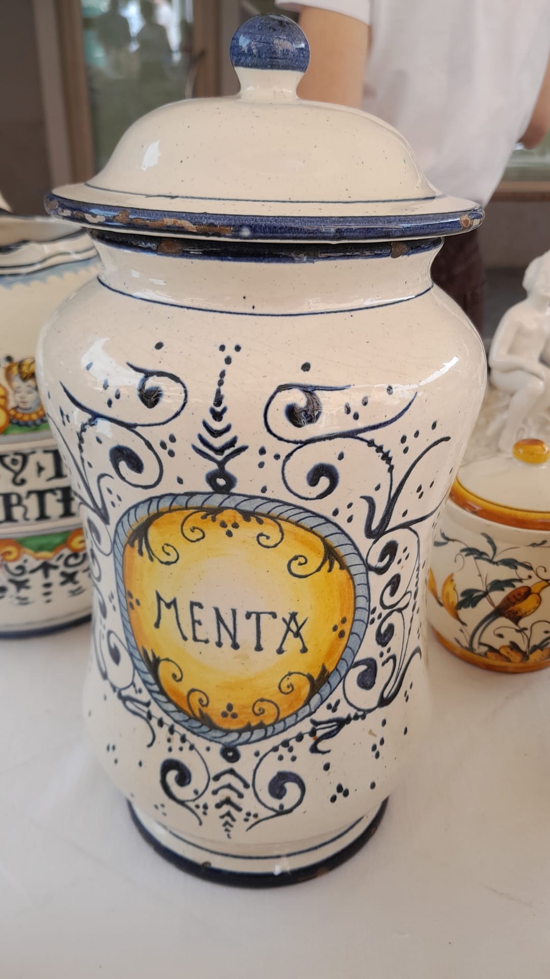 Dettaglio di Tris di vasi da farmacia