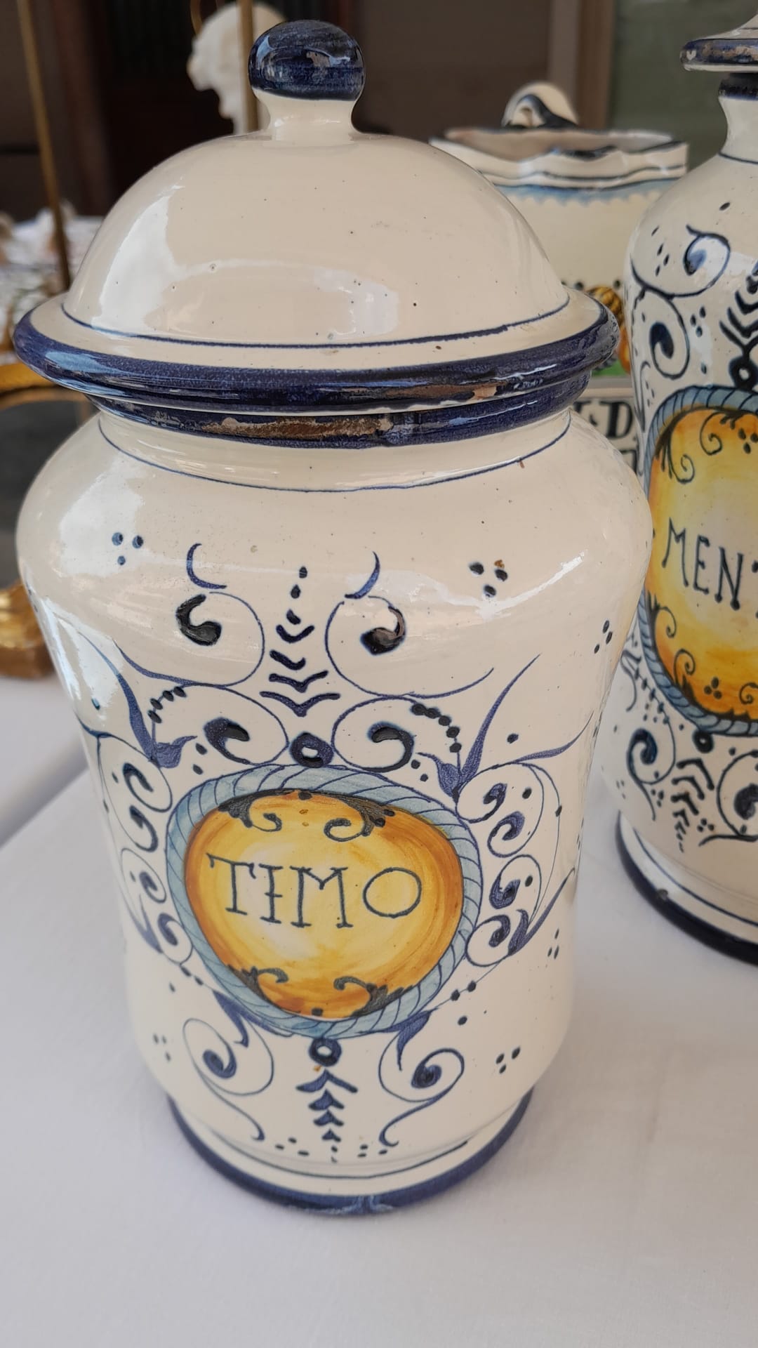 Dettaglio di Tris di vasi da farmacia