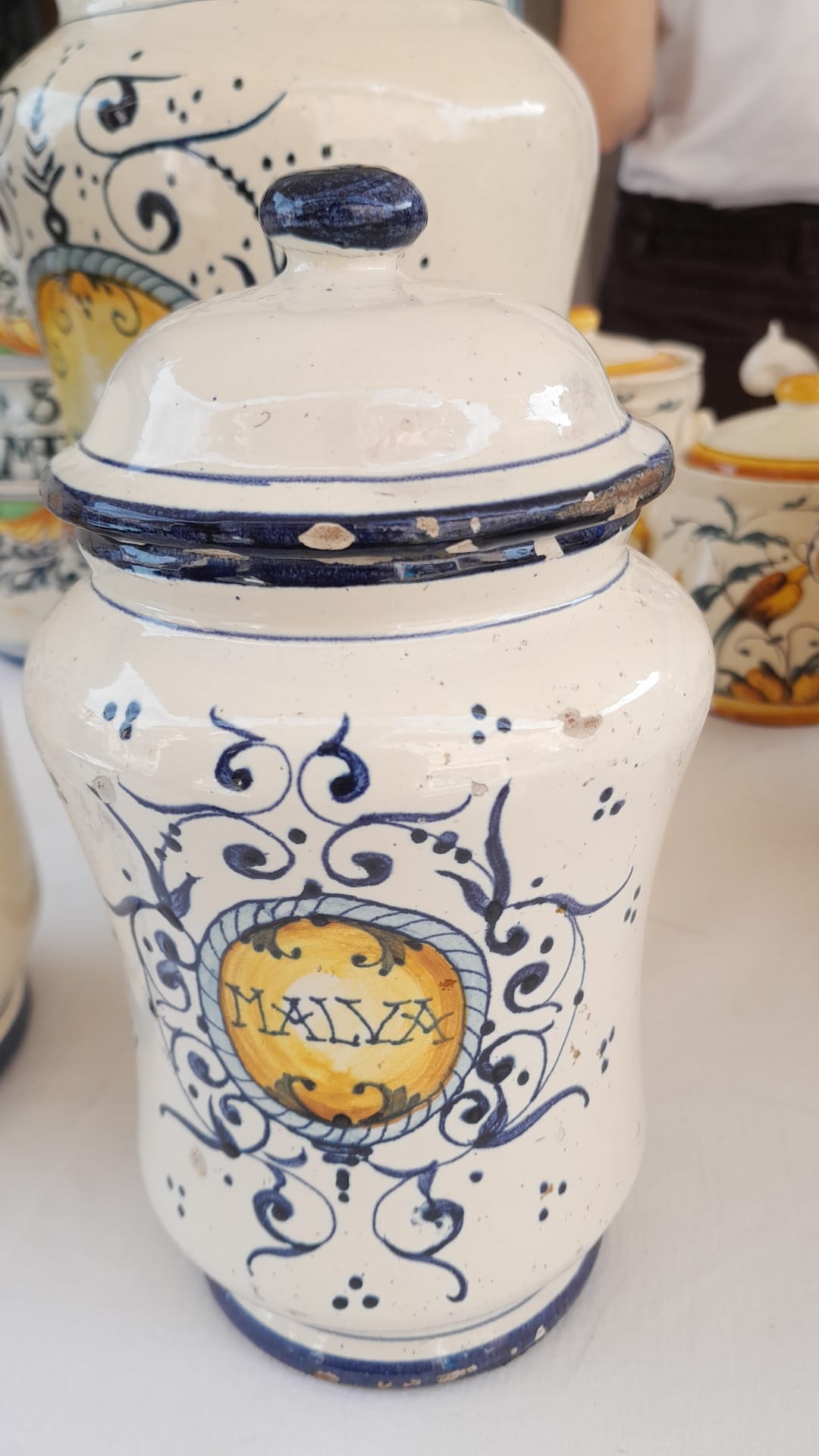 Dettaglio di Tris di vasi da farmacia