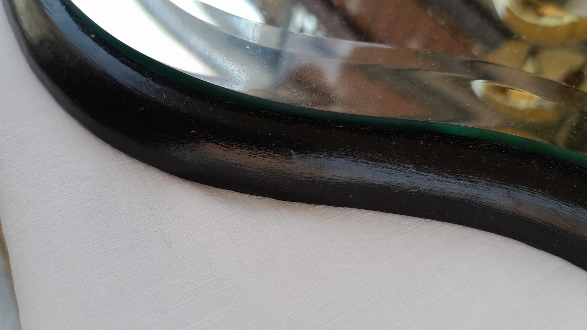 Dettaglio di Specchio da ingresso con appendiabiti in ottone – Design italiano anni